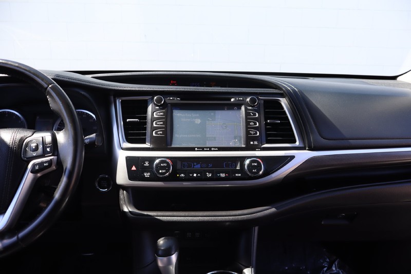 Toyota Highlander Vehicle Full-screen Gallery Image 28