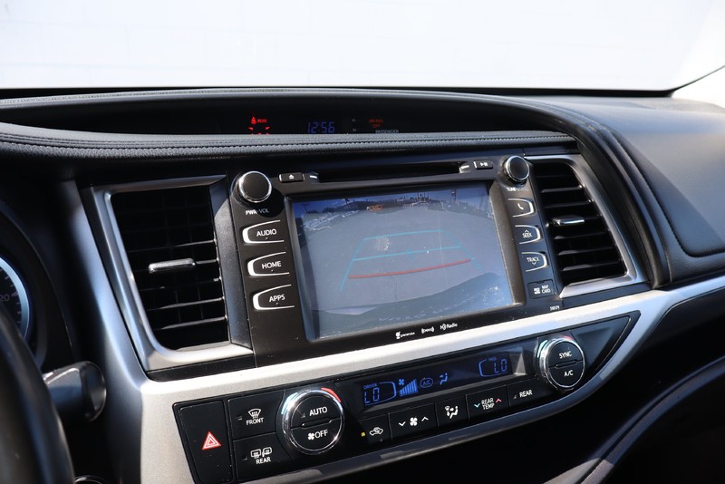 Toyota Highlander Vehicle Full-screen Gallery Image 30