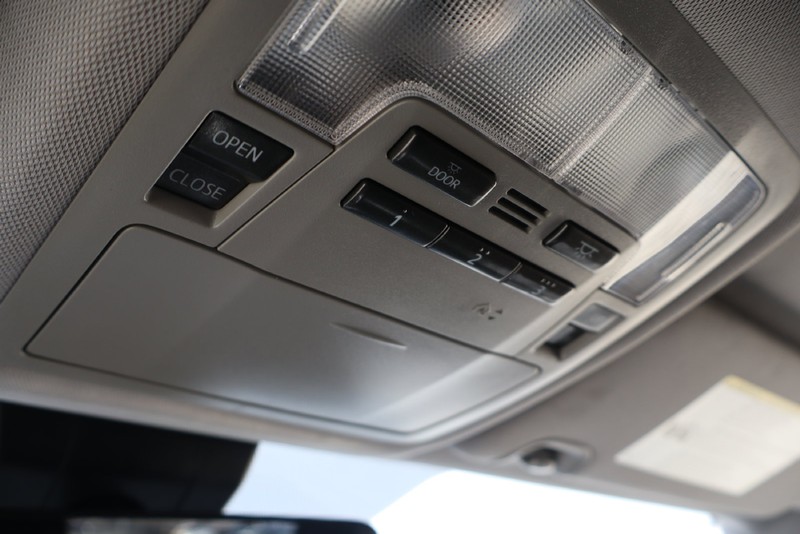 Toyota Highlander Vehicle Full-screen Gallery Image 32