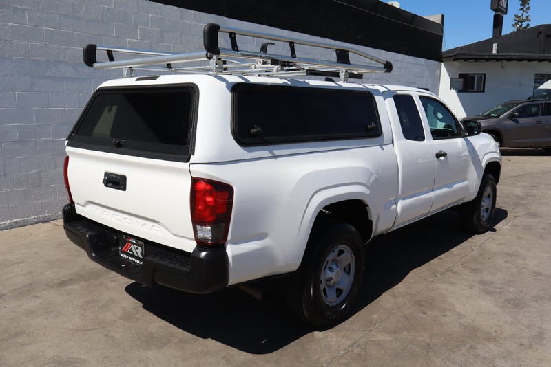Toyota Tacoma Vehicle Full-screen Gallery Image 05