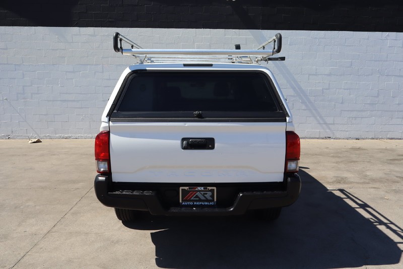 Toyota Tacoma Vehicle Full-screen Gallery Image 06