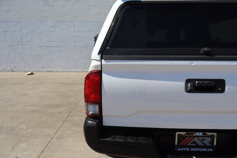 Toyota Tacoma Vehicle Full-screen Gallery Image 07
