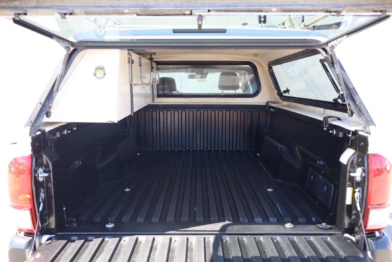 Toyota Tacoma Vehicle Full-screen Gallery Image 08