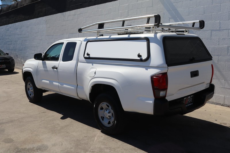 Toyota Tacoma Vehicle Full-screen Gallery Image 09