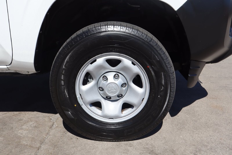 Toyota Tacoma Vehicle Full-screen Gallery Image 12