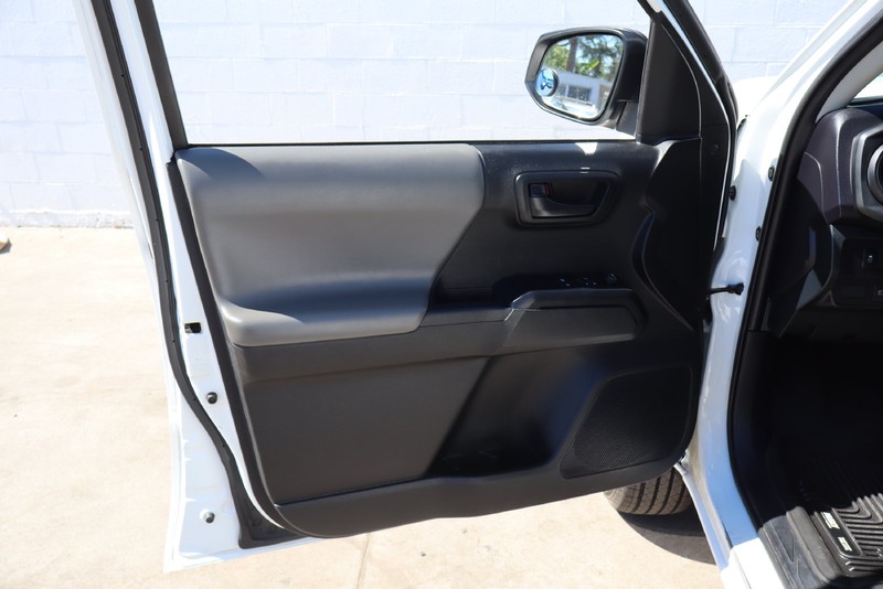 Toyota Tacoma Vehicle Full-screen Gallery Image 13