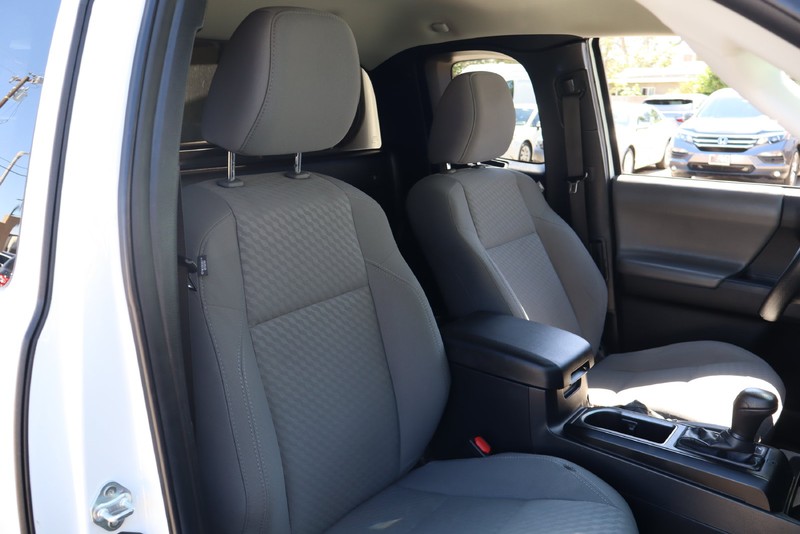 Toyota Tacoma Vehicle Full-screen Gallery Image 17