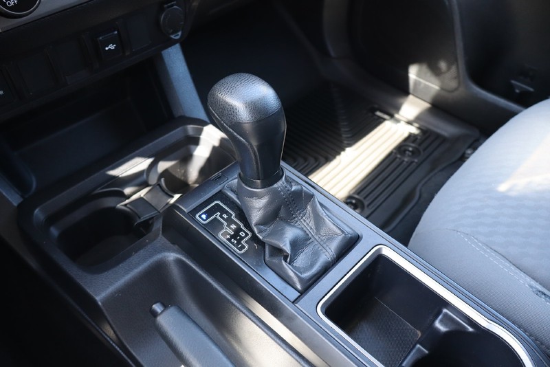 Toyota Tacoma Vehicle Full-screen Gallery Image 26