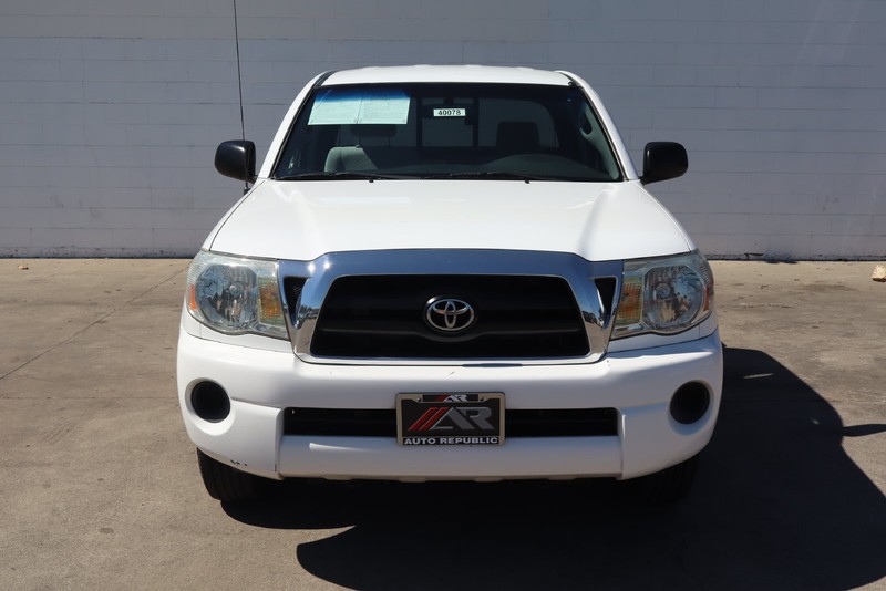Toyota Tacoma Vehicle Full-screen Gallery Image 03