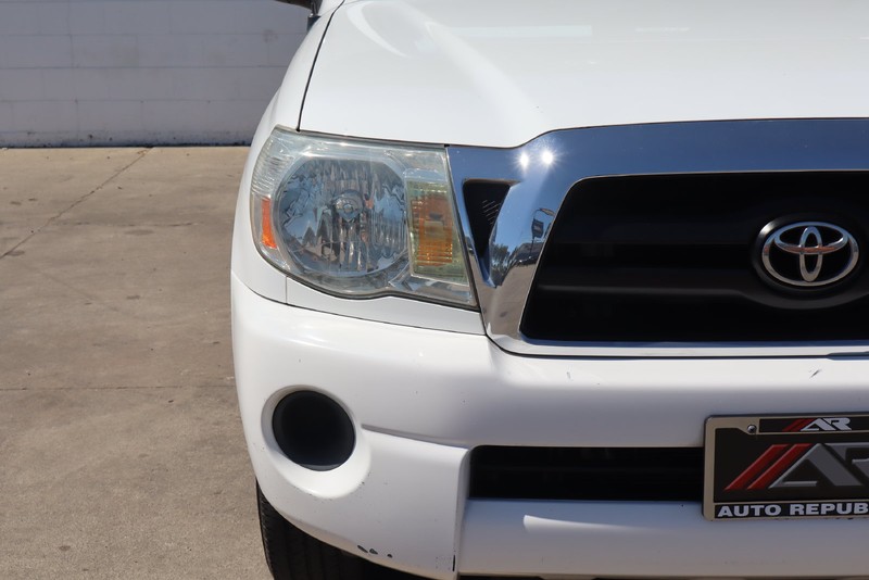 Toyota Tacoma Vehicle Full-screen Gallery Image 04