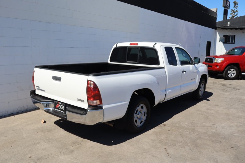 Toyota Tacoma Vehicle Full-screen Gallery Image 05