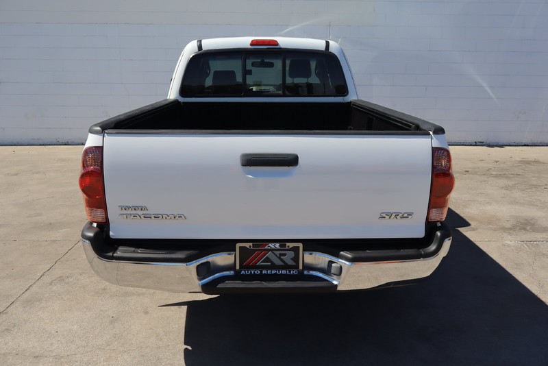 Toyota Tacoma Vehicle Full-screen Gallery Image 06