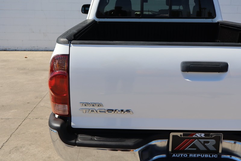 Toyota Tacoma Vehicle Full-screen Gallery Image 07