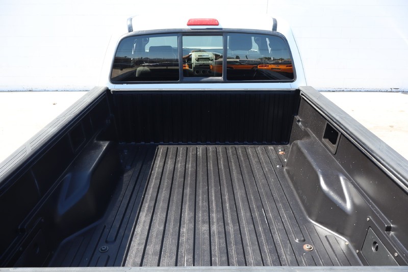 Toyota Tacoma Vehicle Full-screen Gallery Image 08