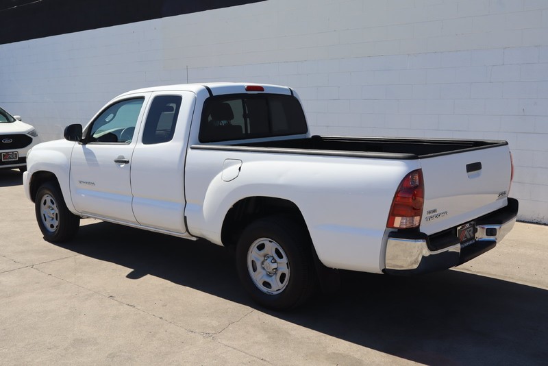 Toyota Tacoma Vehicle Full-screen Gallery Image 09