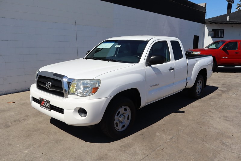 Toyota Tacoma Vehicle Full-screen Gallery Image 11