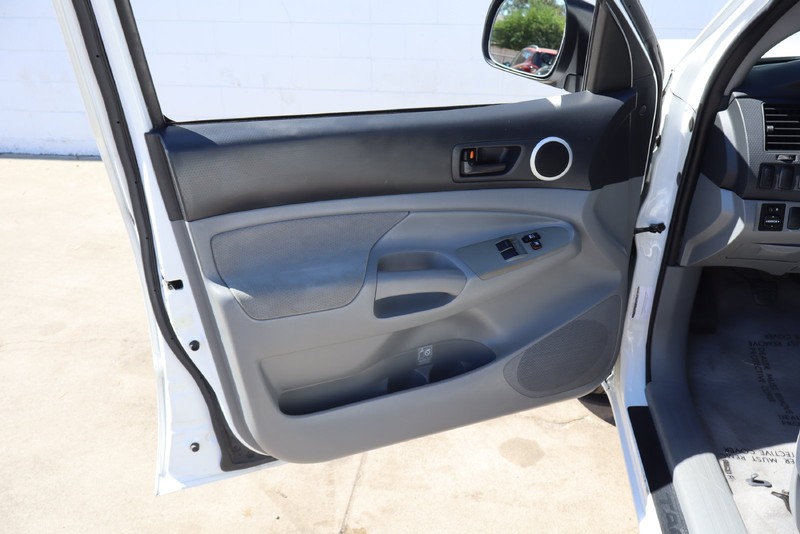 Toyota Tacoma Vehicle Full-screen Gallery Image 13