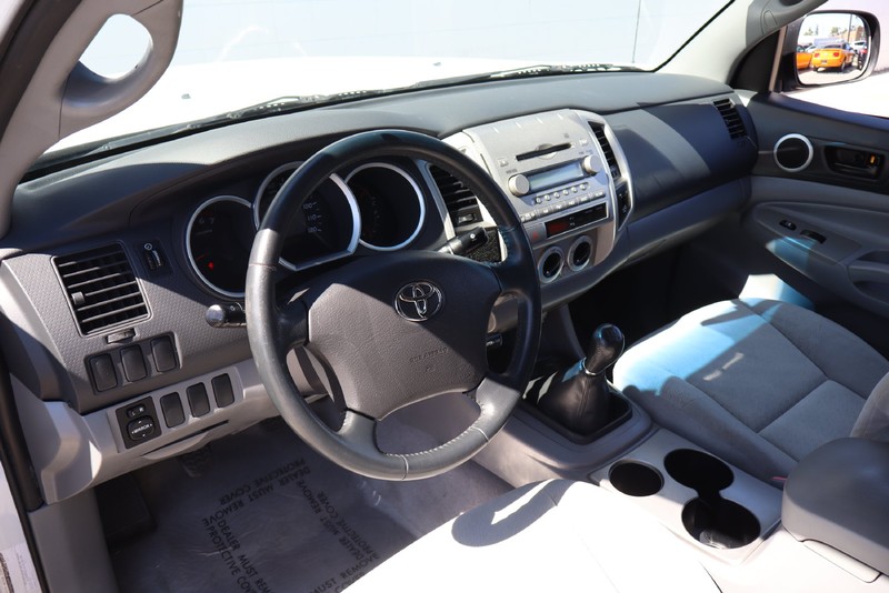 Toyota Tacoma Vehicle Full-screen Gallery Image 14