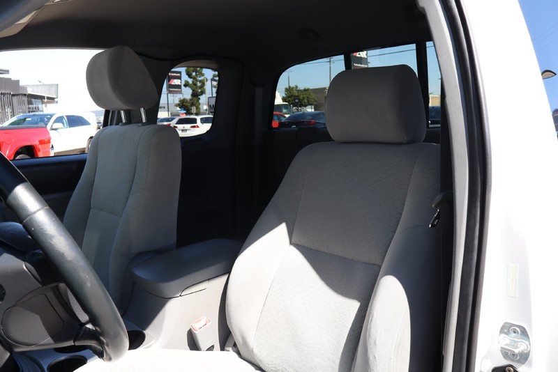 Toyota Tacoma Vehicle Full-screen Gallery Image 15