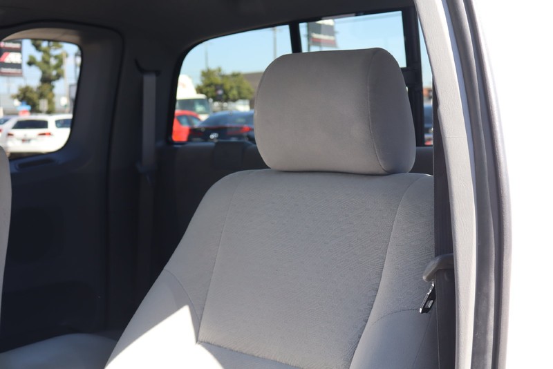 Toyota Tacoma Vehicle Full-screen Gallery Image 16
