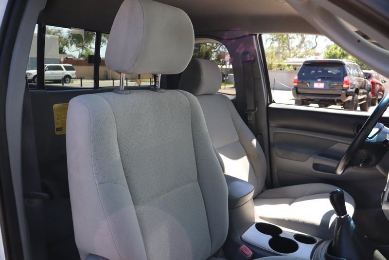 Toyota Tacoma Vehicle Full-screen Gallery Image 17