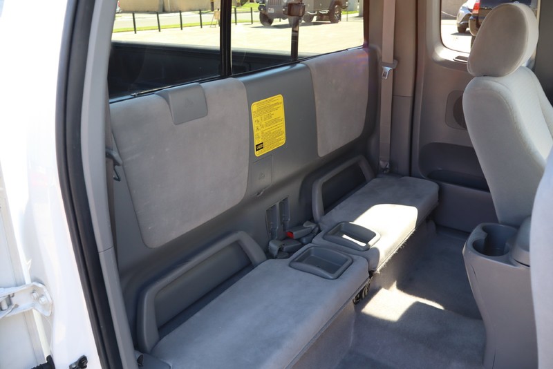 Toyota Tacoma Vehicle Full-screen Gallery Image 18