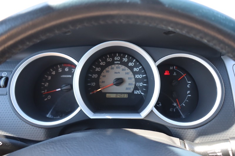 Toyota Tacoma Vehicle Full-screen Gallery Image 19