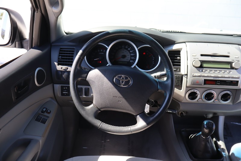 Toyota Tacoma Vehicle Full-screen Gallery Image 20