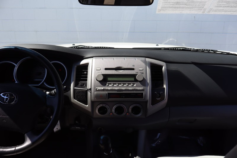 Toyota Tacoma Vehicle Full-screen Gallery Image 21