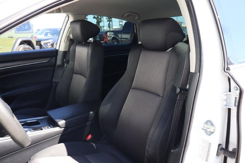 Honda Accord Sedan Vehicle Full-screen Gallery Image 16