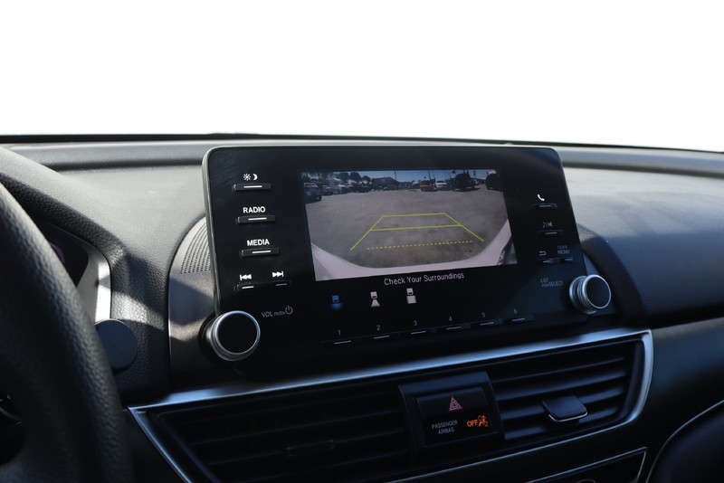 Honda Accord Sedan Vehicle Full-screen Gallery Image 27