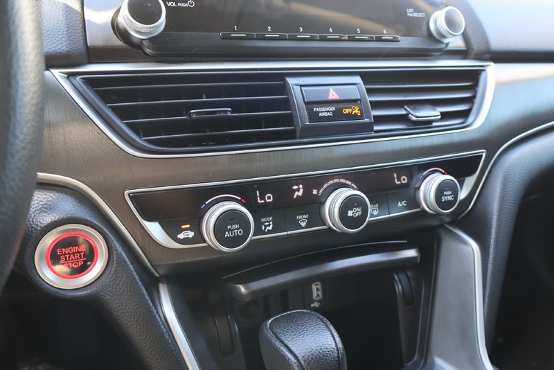 Honda Accord Sedan Vehicle Full-screen Gallery Image 28