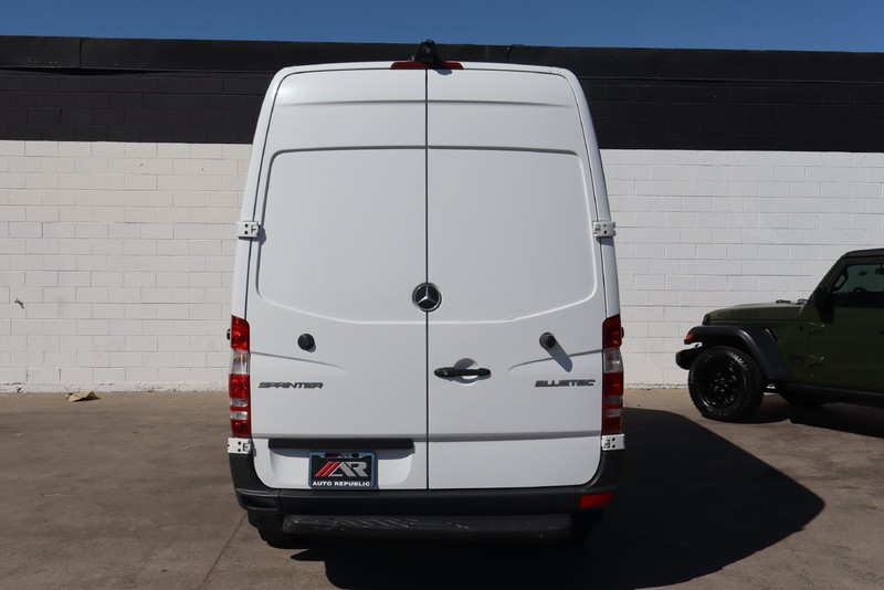 Mercedes-Benz Sprinter Cargo Vans Vehicle Full-screen Gallery Image 06