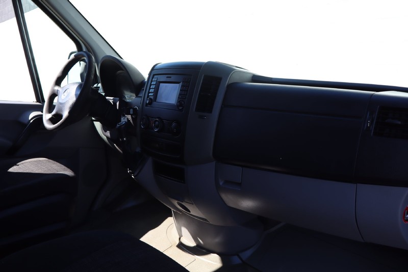 Mercedes-Benz Sprinter Cargo Vans Vehicle Full-screen Gallery Image 19