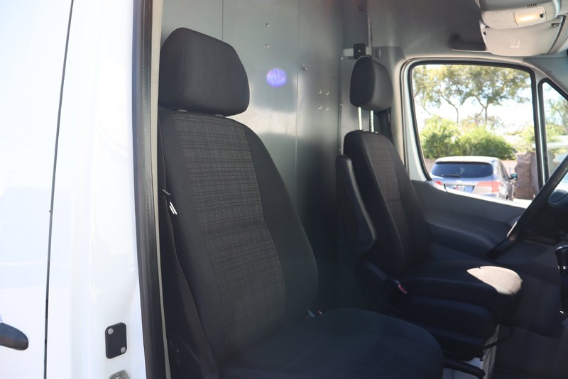 Mercedes-Benz Sprinter Cargo Vans Vehicle Full-screen Gallery Image 20