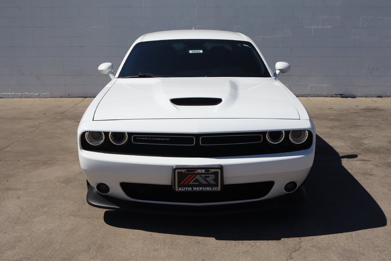 Dodge Challenger Vehicle Full-screen Gallery Image 02