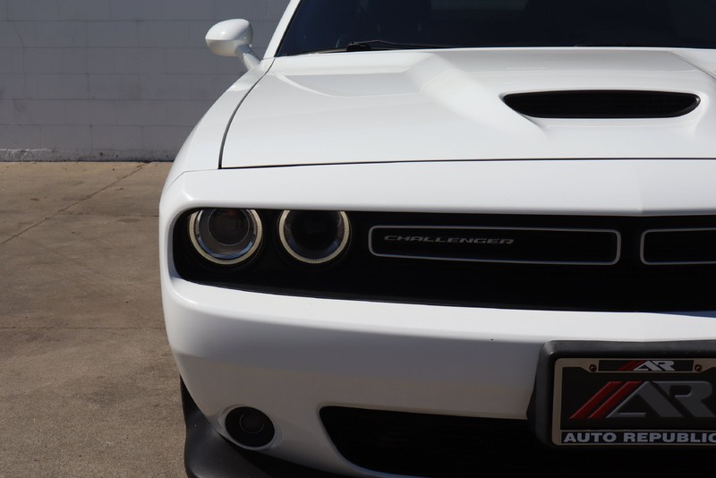 Dodge Challenger Vehicle Full-screen Gallery Image 03