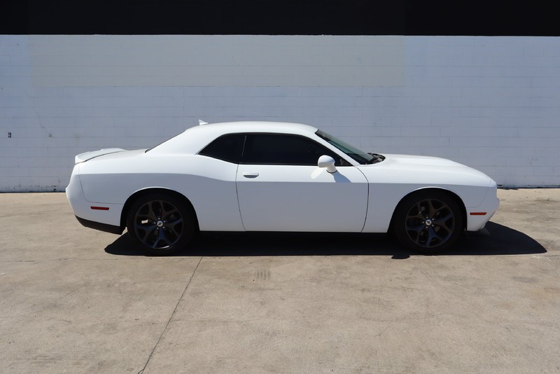 Dodge Challenger Vehicle Full-screen Gallery Image 04