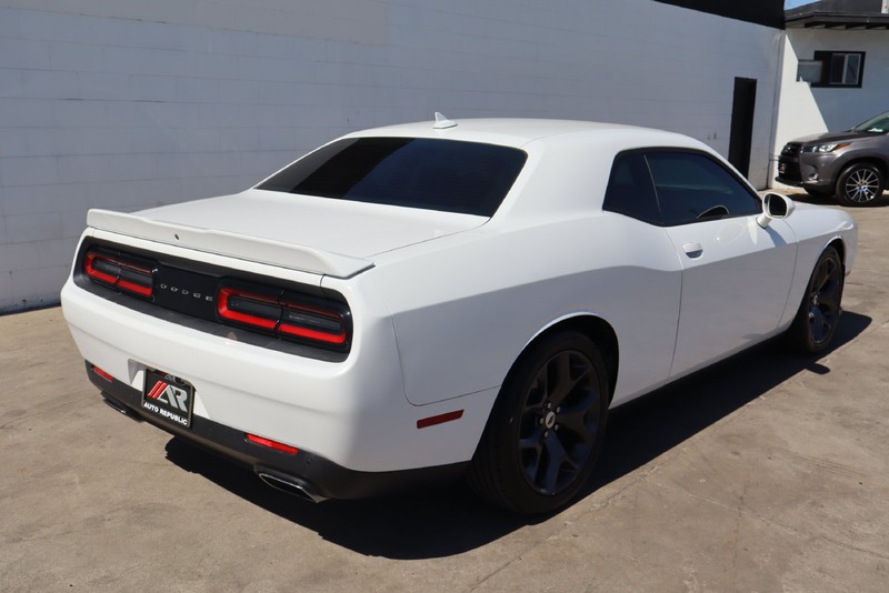 Dodge Challenger Vehicle Full-screen Gallery Image 05