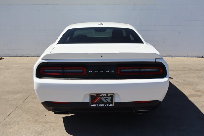 Dodge Challenger Vehicle Full-screen Gallery Image 06