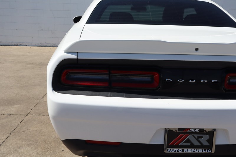 Dodge Challenger Vehicle Full-screen Gallery Image 07