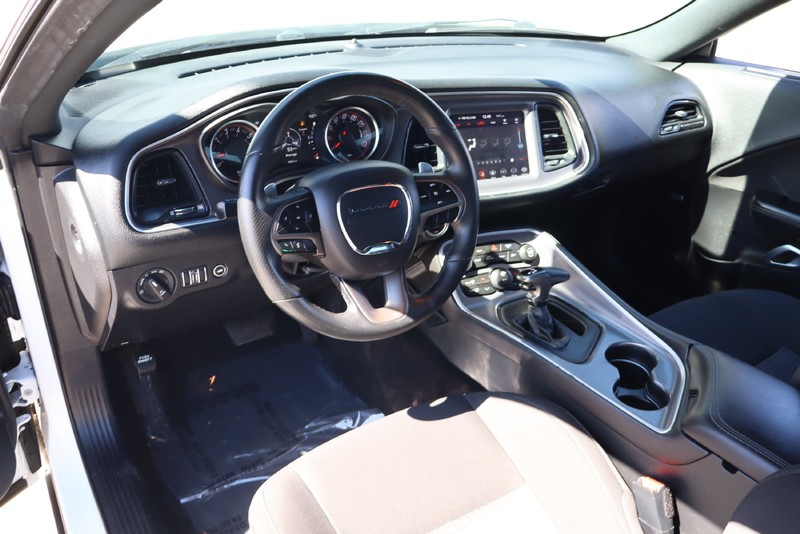 Dodge Challenger Vehicle Full-screen Gallery Image 15