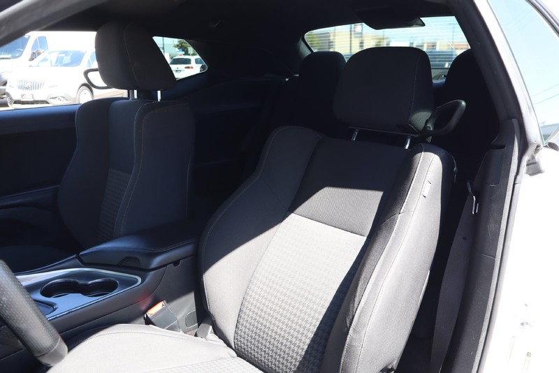 Dodge Challenger Vehicle Full-screen Gallery Image 16