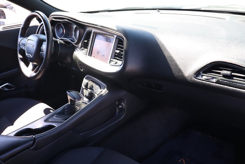 Dodge Challenger Vehicle Full-screen Gallery Image 18