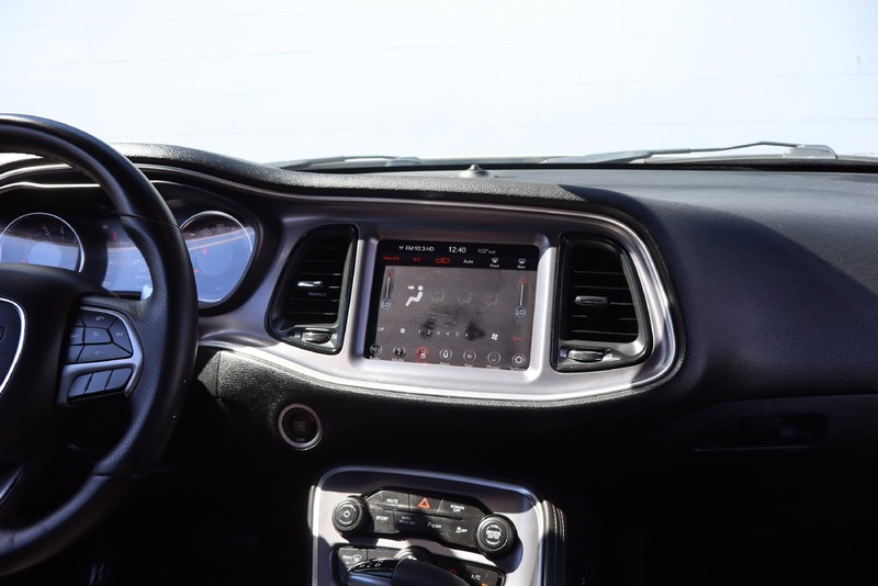 Dodge Challenger Vehicle Full-screen Gallery Image 21