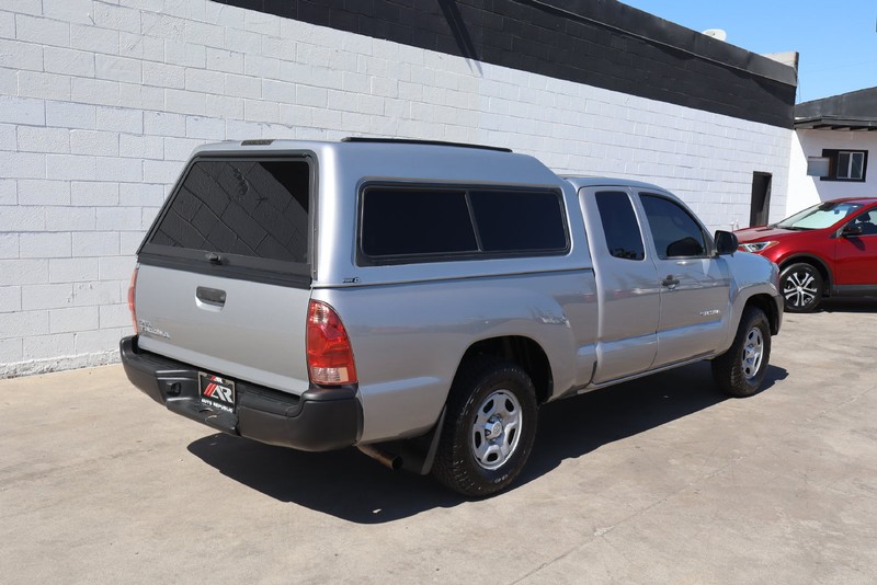 Toyota Tacoma Vehicle Full-screen Gallery Image 05
