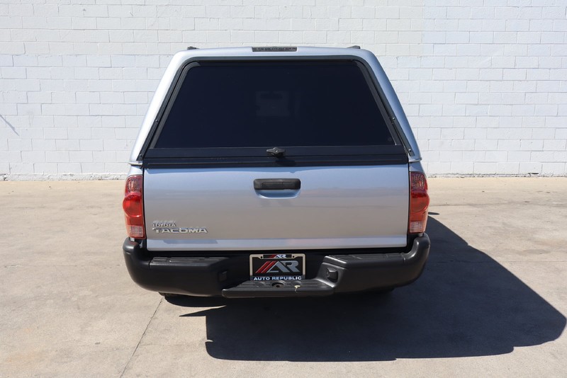 Toyota Tacoma Vehicle Full-screen Gallery Image 06