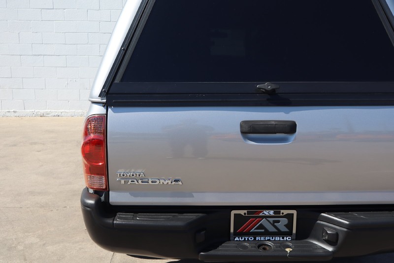 Toyota Tacoma Vehicle Full-screen Gallery Image 07