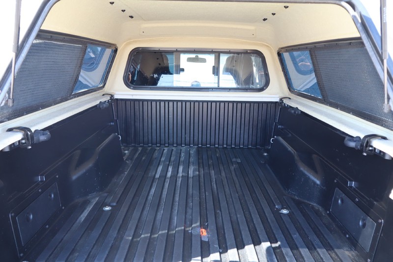 Toyota Tacoma Vehicle Full-screen Gallery Image 08