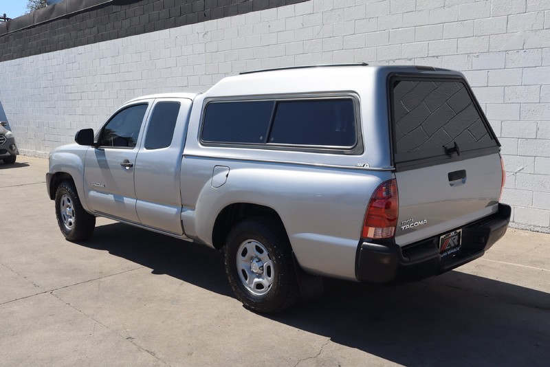Toyota Tacoma Vehicle Full-screen Gallery Image 09